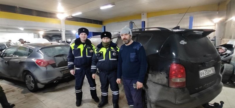 Экипаж ДПС города Югорска оказал помощь семье возвращавшейся из Краснодара